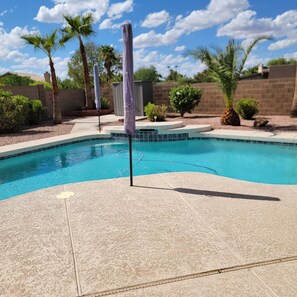 室外游泳池，恒温泳池