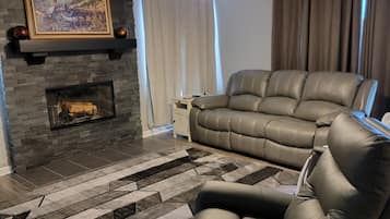 Een smart-tv, een open haard en boeken