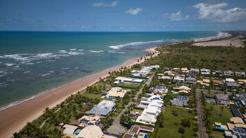 En la playa, camastros y toallas de playa