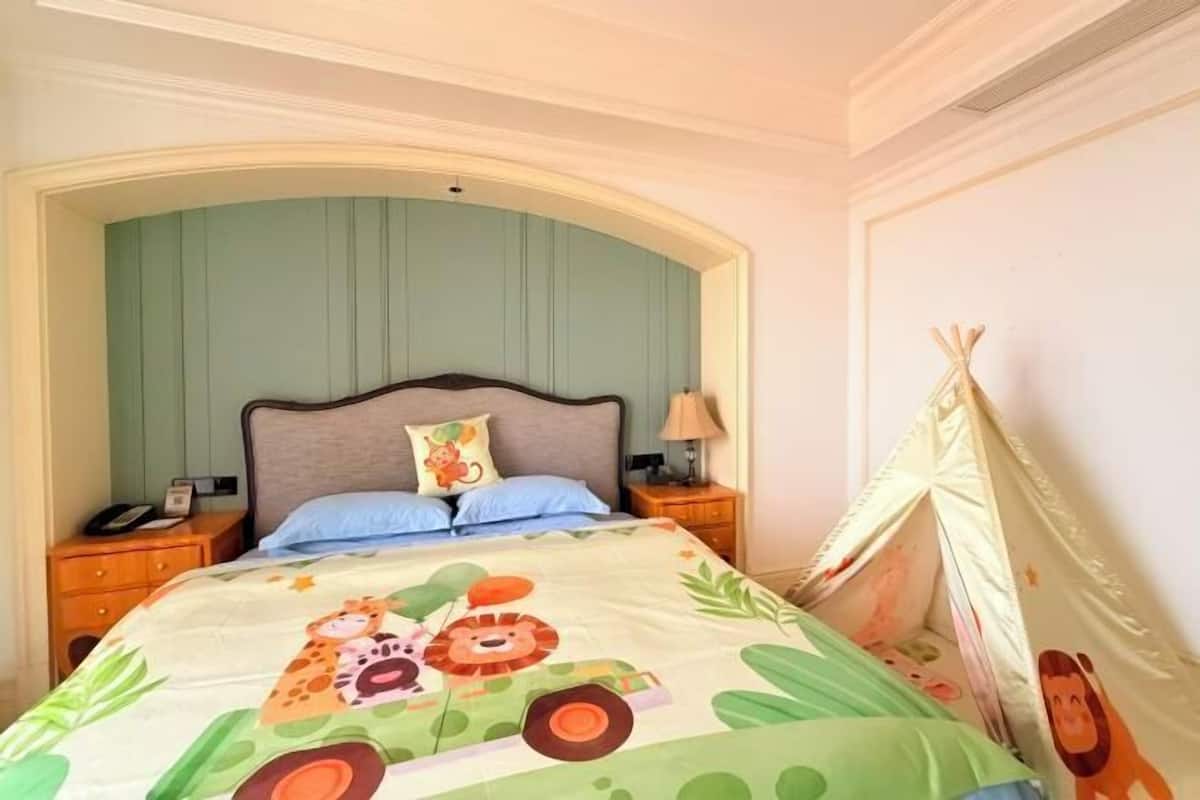 Una camera da letto con un letto, un comodino, una lampada, una finestra e una struttura simile a una tenda.