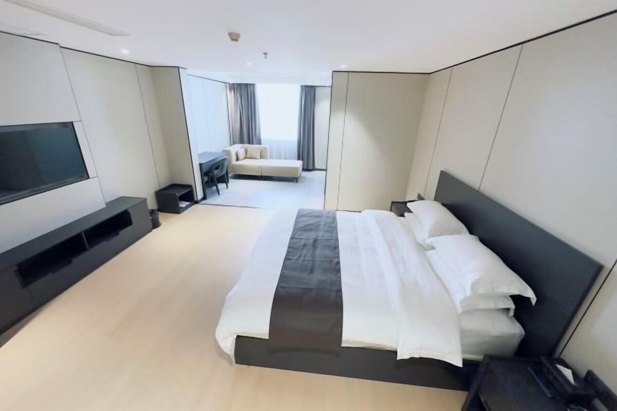 Edredons de pluma, escrivaninha, cortinas blackout