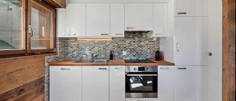 Een koelkast, een magnetron, een oven, een vaatwasser