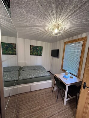 1 bedroom, free WiFi, bed sheets - Lake or mountain? City or nature? (Lochau)