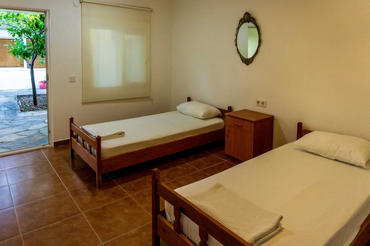 Classic Twin Room | Desk, WiFi (free)