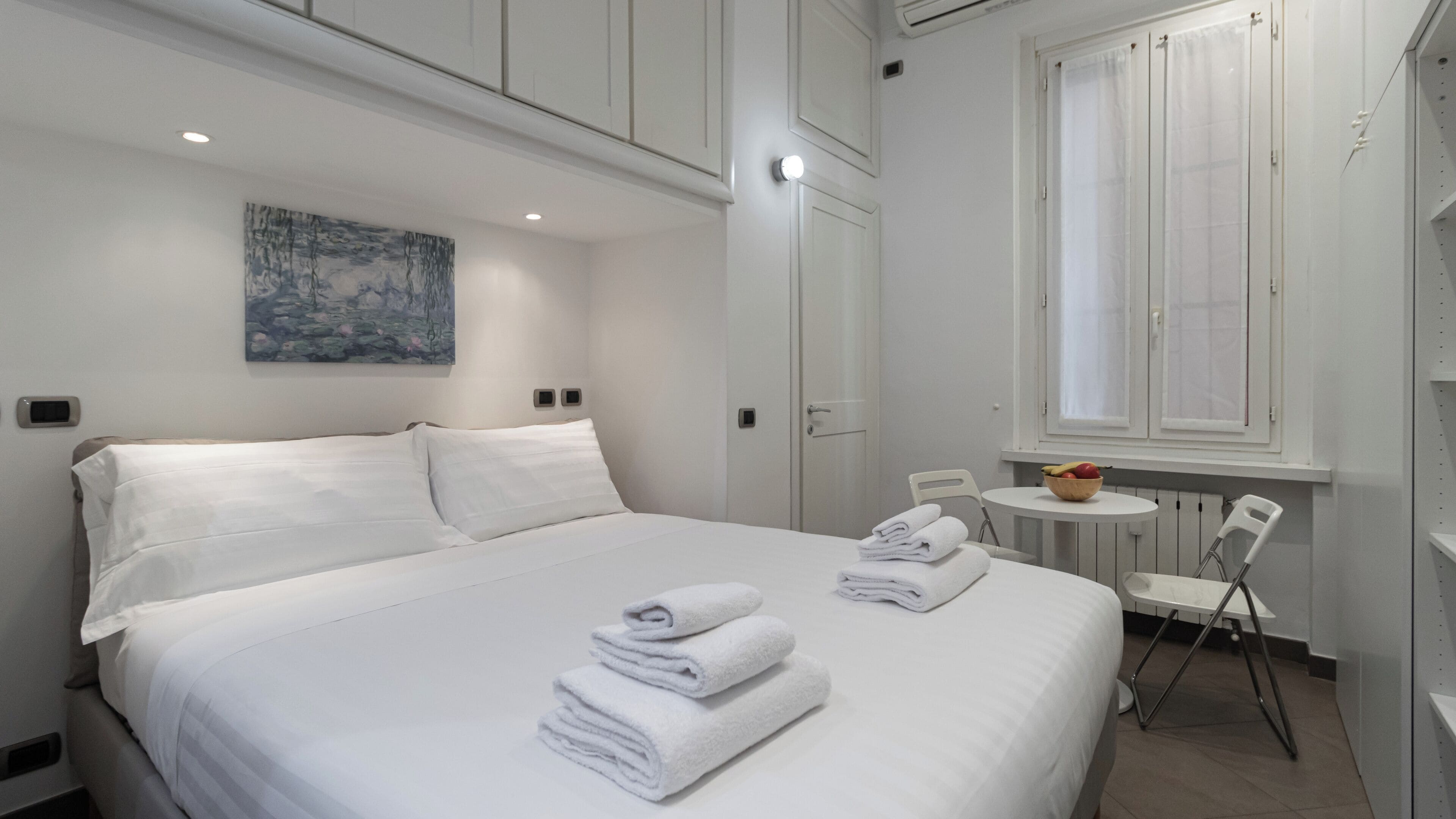 Tabla de planchar con plancha, wifi gratis, ropa de cama