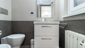 تجهيزات دش، مجففات شعر، مراحيض شطف، مناشف