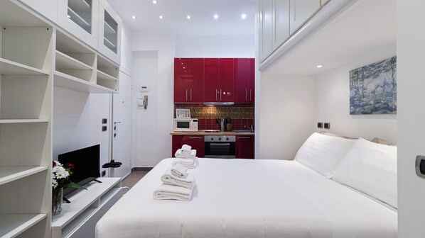 Iron/ironing board, free WiFi, bed sheets
