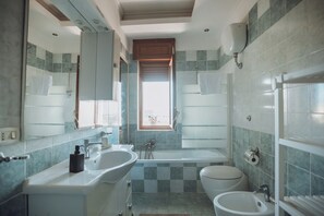 Douche, sèche-cheveux, bidet, serviettes fournies