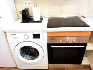 Fridge, oven, stovetop, coffee/tea maker