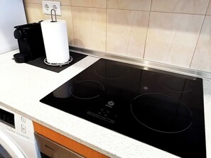Køleskab, ovn, kogeplade, kaffe-/temaskine