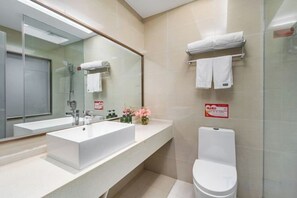A modern bathroom with a large mirror, a white sink, and a toilet. - Yiting Four Seasons Hotel (Shanghai Lujiazui Pudian Road Subway Station) (Shanghai)