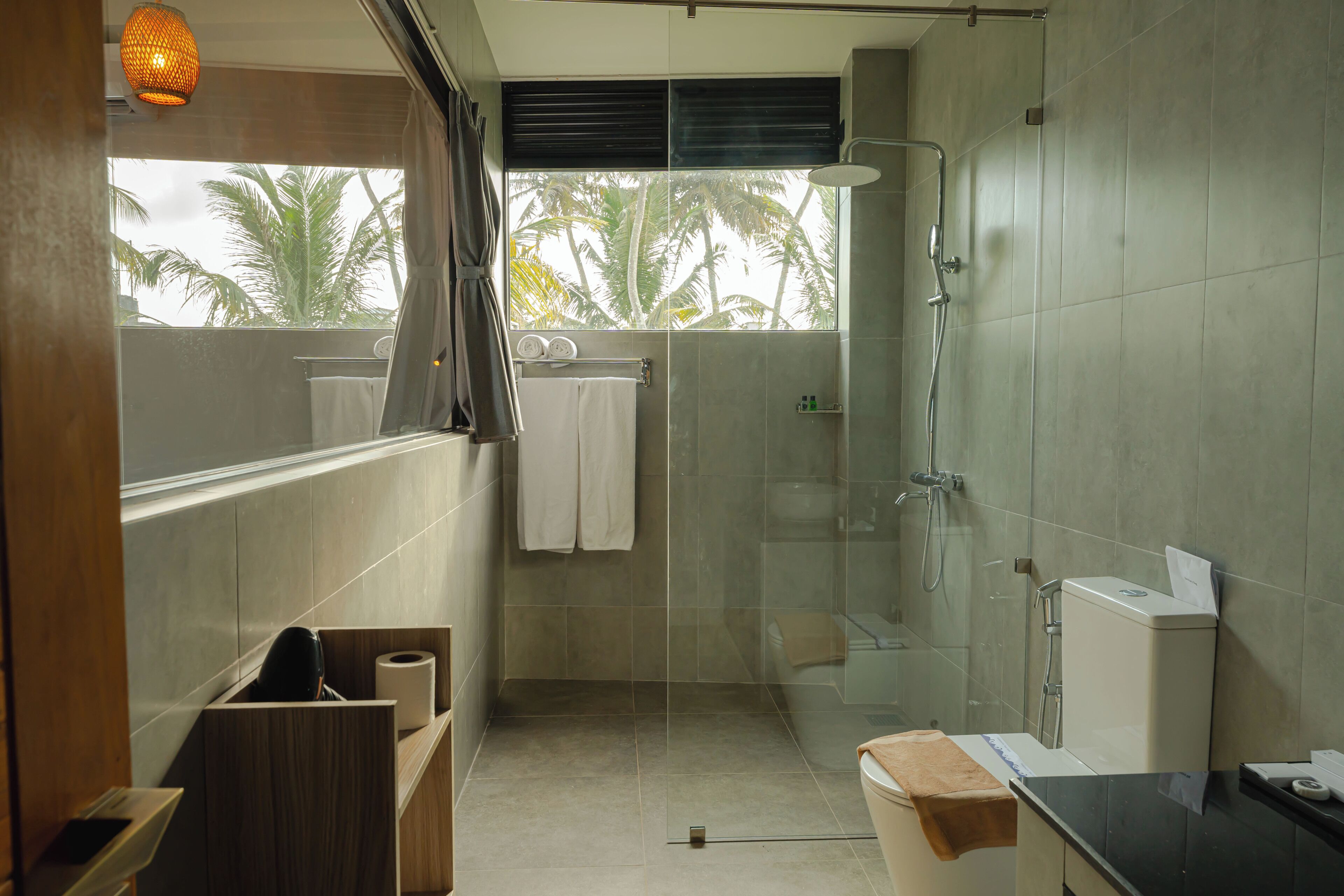 Un baño moderno con ducha de vidrio, inodoro y lavamanos.