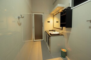 Quarto casal luxo, vista para a cidade | Banheiro | Chuveiro, chuveiro com efeito de chuva, produtos de toalete grátis