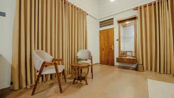 Habitación familiar, vistas al jardín | Caja fuerte, cortinas opacas, sistema de insonorización y wifi gratis