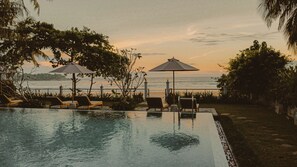 Kolam renang outdoor, dengan payung kolam renang dan kursi berjemur