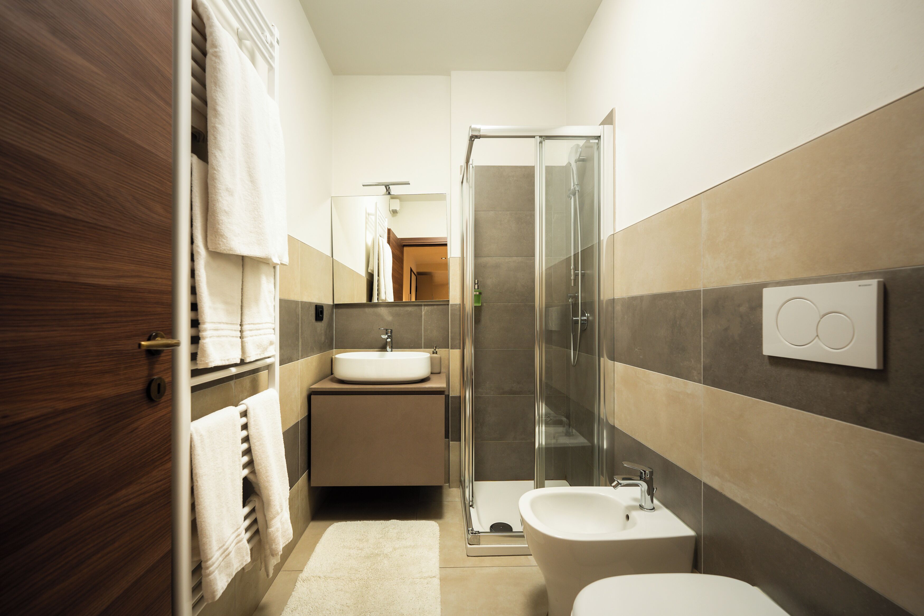 Sèche-cheveux, bidet, serviettes fournies, savon