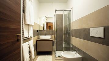 Sèche-cheveux, bidet, serviettes fournies, savon