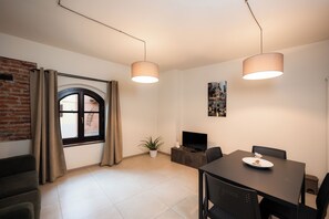 Dining - Domus Acaja-Elegant Apartment in the Historic Center-Fully Equipped Kitchen (Pinerolo)