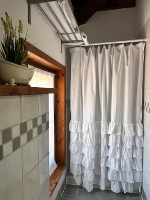 Articles de toilette gratuits, sèche-cheveux, serviettes fournies, savon