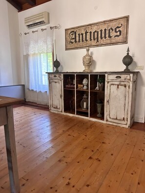 Superior Apartment, Garden View | Living area