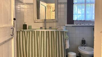 Appartamento Comfort, vista giardino | Bagno | Set di cortesia gratuito, asciugacapelli, asciugamani, sapone