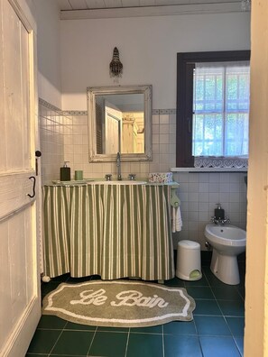 Comfort Apartment, Garden View | Bathroom | Free toiletries, hair dryer, towels, soap - BednBarchessa (Portogruaro)