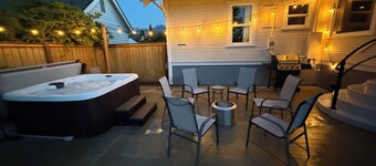 Birdy Bungalow-3BR, hot tub, near Olympic NP, AC, Wifi