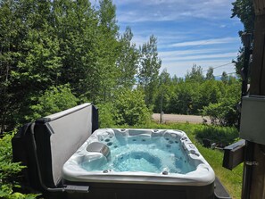 Outdoor spa tub - Cottage River View, Hot Tub, PS5 & Board Games (Petite-Rivière-Saint-François)