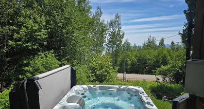 4-BR Cottage River View, Hot Tube & Games