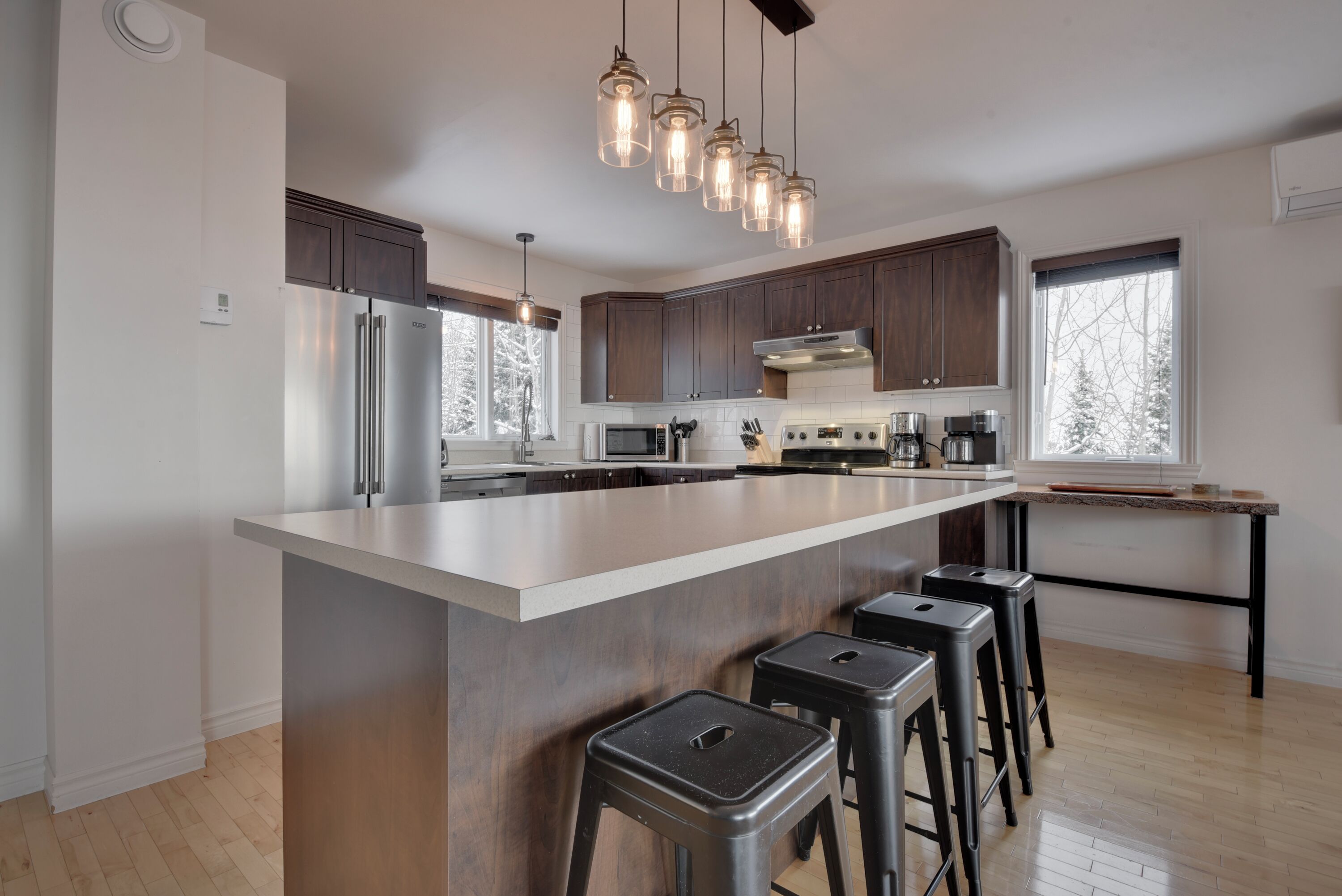 Cafetera y tetera, refrigerador, microondas y horno 