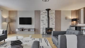 Smart TV, fireplace