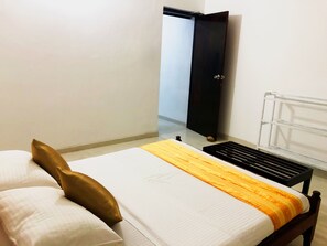 Comfort Double Room | Free WiFi, bed sheets - Hotel Happy Vibes (Galle)