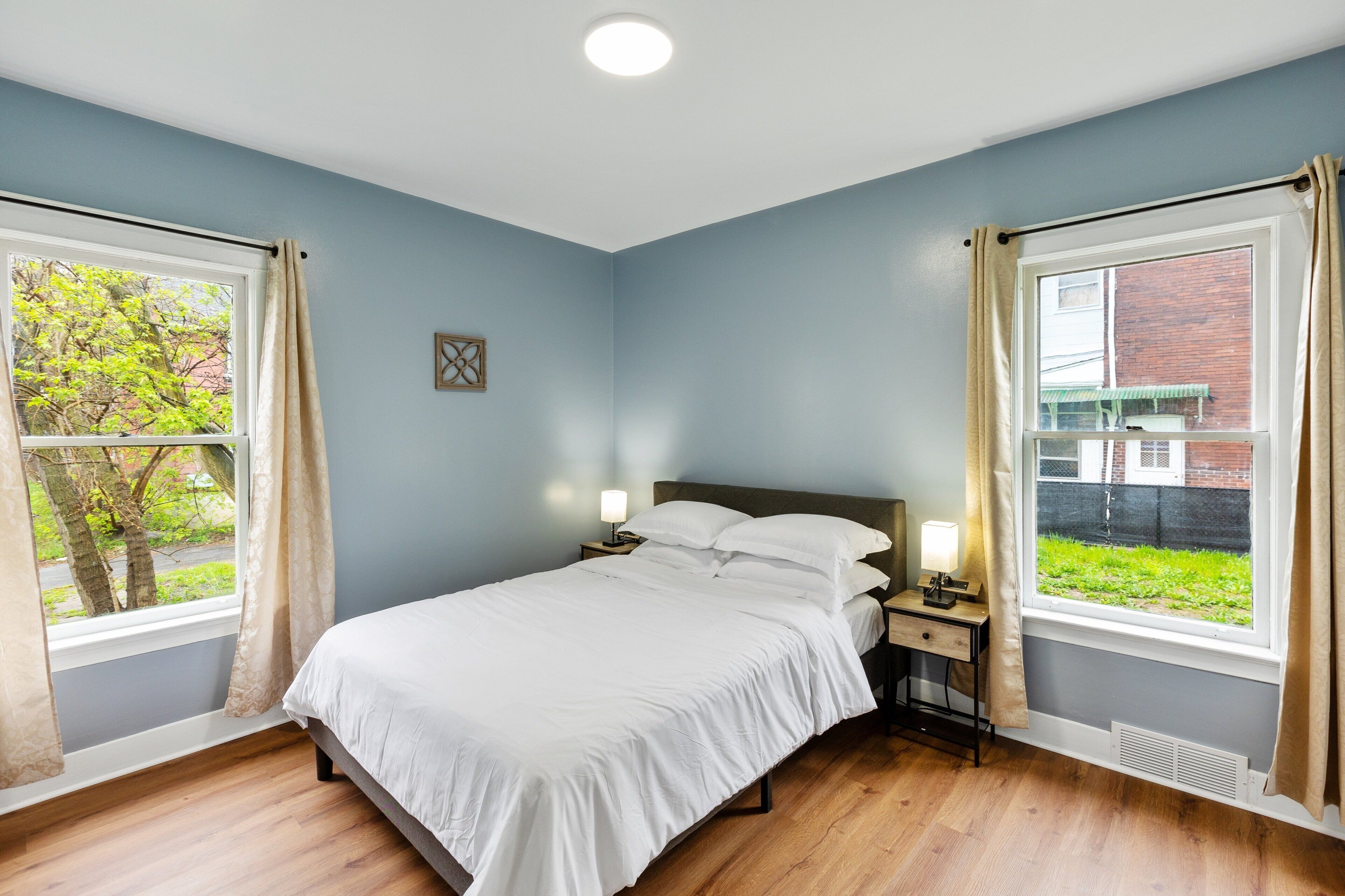 3 habitaciones, tabla de planchar con plancha, wifi y ropa de cama 