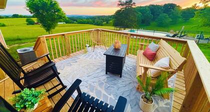 Luxury Home w/private Pool, Mt Views, 85” Roku Movie Room, Arcade, & King Bed!