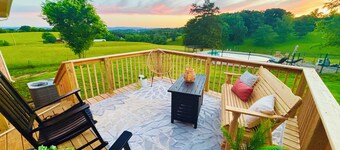 Luxury Home w/private Pool, Mt Views, 85” Roku Movie Room, Arcade, & King Bed!