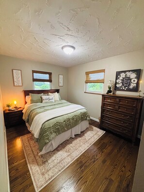 4 bedrooms, desk, iron/ironing board, travel crib - Luxury Home w/private Pool, Mt Views, 85” Roku Movie Room, Arcade, & King Bed! (Talbott)