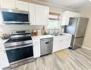 Fridge, microwave, oven, stovetop - Luxury Home w/private Pool, Mt Views, 85” Roku Movie Room, Arcade, & King Bed! (Talbott)