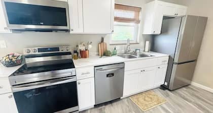Luxury Home w/private Pool, Mt Views, 85” Roku Movie Room, Arcade, & King Bed!