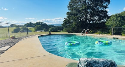 Luxury Home w/private Pool, Mt Views, 85” Roku Movie Room, Arcade, & King Bed!