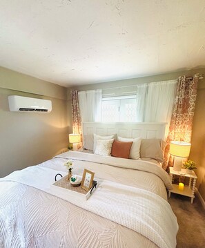 4 bedrooms, desk, iron/ironing board, travel crib - Luxury Home w/private Pool, Mt Views, 85” Roku Movie Room, Arcade, & King Bed! (Talbott)