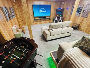 Game room - Luxury Home w/private Pool, Mt Views, 85” Roku Movie Room, Arcade, & King Bed! (Talbott)