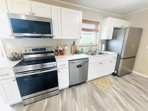 Refrigerador, microondas, horno y parrilla de estufa 