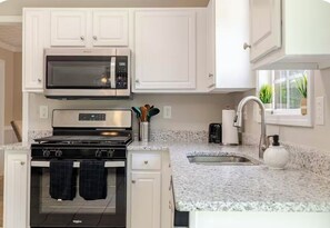 Fridge, microwave, oven, stovetop - 3-bedroom house in charming Lawrenceville with Game Room, Arcade, WiFi, AC. (Lawrenceville)