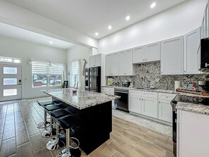 Microondas, horno, placa de cocina, lavavajillas