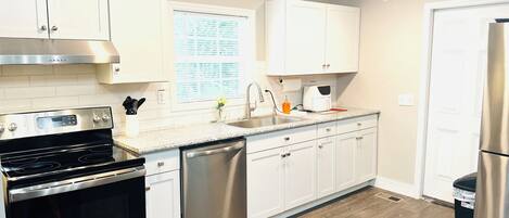 Mikrovågsugn, ugn, spishäll och diskmaskin