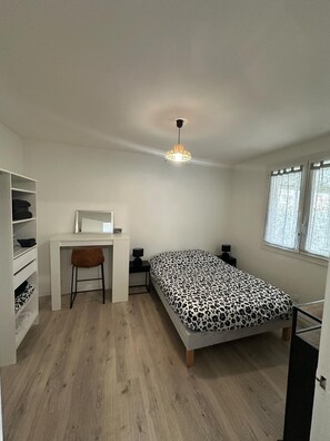 3 bedrooms, desk, iron/ironing board, free WiFi