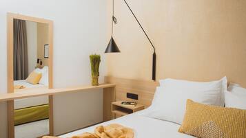 Caja de seguridad en la habitación y espacio para trabajar con laptop