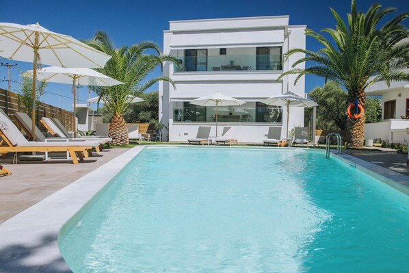 Suite Deluxe, balcón, vista a la alberca | Terraza o patio