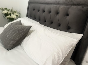 2 chambres, bureau, fer et planche à repasser, lit de bébé portatif