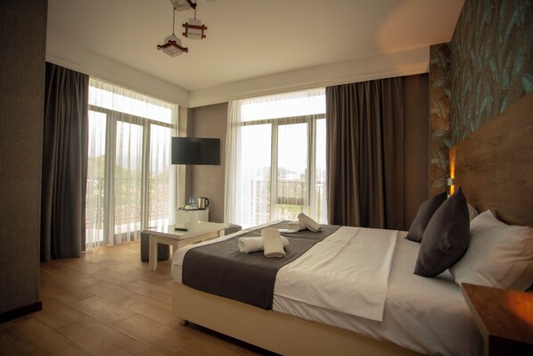 Dobbelt- eller tomannsrom, balkong | Blendingsgardiner, strykejern/-brett og wi-fi (inkludert)